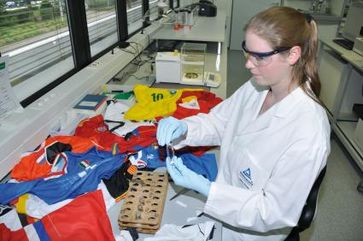 Prüfung von Schadstoffen in Textilien im Chemielabor. Bild: "obs/TÜV Rheinland AG"