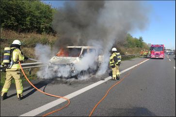 Brand eines VW Transporters.