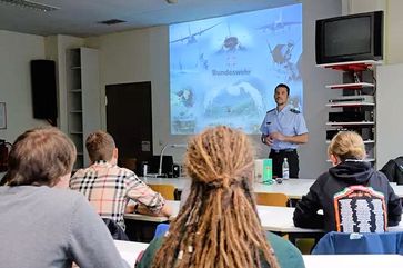 Die Bundeswehr rekrutiert in Schulen (Symbolbild)