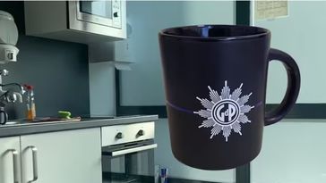 Spurensuche: Eine rein rassistisch motivierte "Thin Blue Line" auf einer Kaffeetasse der Berliner Polizei? Bild: Screenshot: B.Z./LIER LIER