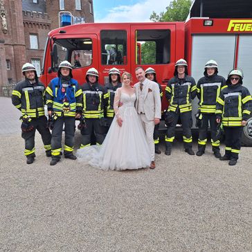 Das Brautpaar nutzte die Gelegenheit für ein ganz besonderes Erinnerungsfoto mit den Einsatzkräften Bild: Feuerwehr
