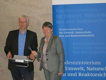 Bundesumweltministerin Hendricks und DUH-Geschäftsführer Resch werben gemeinsam für die Filternachrüstung. Bild: Deutsche Umwelthilfe e.V. (DUH)