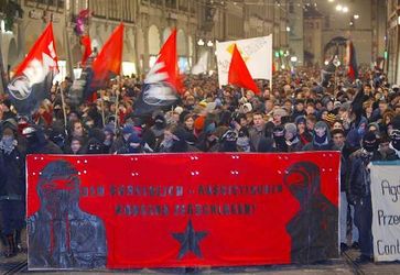 Frontreihe einer Antifademonstration (Symbolbild)