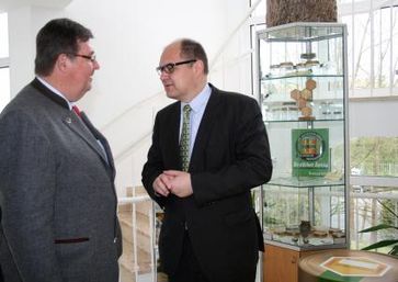 Christian Schmidt (rechts) im Gespräch mit Peter Maske im "Haus des Imkers". / Bild: "obs/Deutscher Imkerbund e. V./Petra Friedrich"