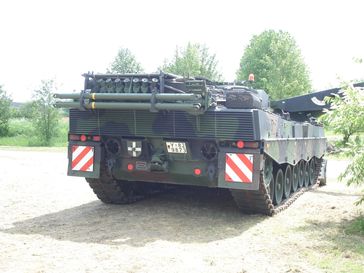 Bergepanzer Büffel, Heckansicht mitSchleppstangen der Schleppschere