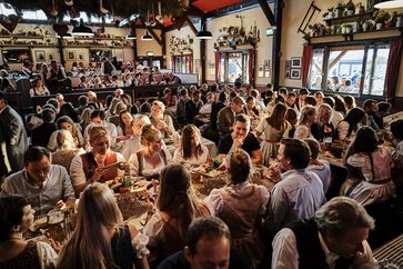 Wiesn-Stimmung im Festzelt der Münchner Knödelei. Bild: "obs/Münchner Knödelei /braunphotography.de"