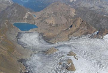 Wenn Gletscher schmelzen, geben sie Raum frei, den man als Wasserreservoir oder zur Energieproduktion nutzen könnte.
Quelle: Foto: Giovanni Kappenberger (idw)