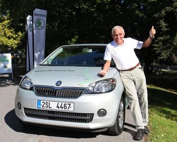 Gerhard Plattner am Ziel. Bild: "obs/Skoda Auto Deutschland GmbH"