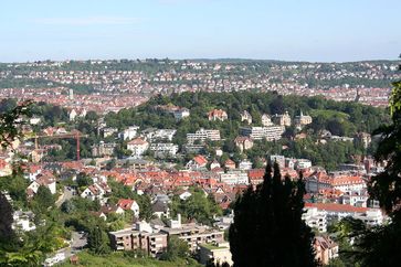 Typisch hügeliges Stadtbild am Stuttgarter Talkessel: Blick auf die Karlshöhe