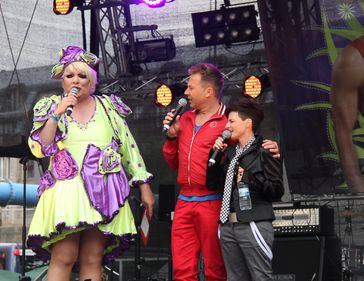 Frank Matthée (Mitte) als Moderator auf einer Bühne zum Straßenfest des Cologne Pride 2011