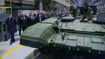 Der stellvertretende Vorsitzende des russischen Sicherheitsrates Dmitri Medwedew beim Besuch des Maschinenbauunternehmens Uralwagonsawod in Nischni Tagil am 24. Oktober 2022 Bild: Sputnik