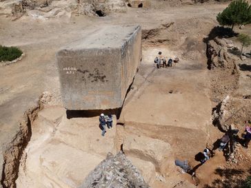 Neu entdeckter Steinblock im Steinbruch von Baalbek
Quelle: DAI Orient-Abteilung (idw)