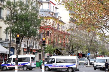 Polizeifahrzeuge am Bataclan-Theater nach den Terroranschlägen, November 2015, Archivbild