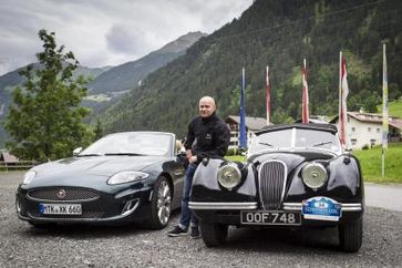 Jürgen Vogel trifft zwei Generationen Jaguar XK bei der Silvretta Classic / Bild: "obs/Jaguar Land Rover Deutschland GmbH - Presse Jaguar/Gudrun Muschalla"