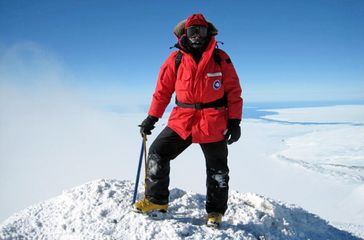 Als Geophysiker und Vulkanologe hat Alexander Gerst den Mount Erebus in der Antarktis erforscht. Bild: "obs/SWR - Das Erste"