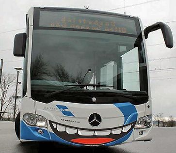 "Lächeln im Bus ist ein Muss" Schülerinnen und Schüler der Kopernikus Hauptschule haben einen KVB-Bus gestaltet