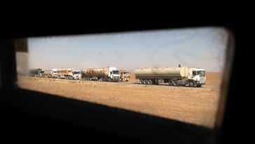 Archivbild: Ein Konvoi von Öltankwagen wartet an einem militärischen Kontrollpunkt in Syrien.