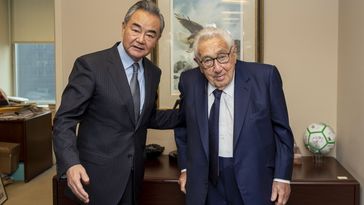 Henry Kissinger mit dem chinesischen Außenminister Wang Yi auf der 77. UN-Generalversammlung in New York am 19. September 2022 Bild: www.globallookpress.com / Wang Ying / XinHua