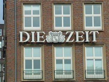 Die Zeit: Das Logo am Hamburger Pressehaus