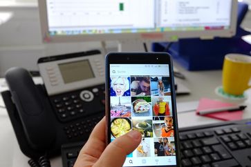 Für viele Arbeitnehmer ist das Smartphone auch am Arbeitsplatz nicht wegzudenken (Symbolbild)
Quelle: Foto: Daniela Stang/Uni Ulm (idw)