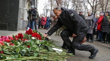 Donezker Bürgermeister Alexei Kulemsin legt Blumen an der Stelle nieder, wo am 14. März 22 Menschen beim Beschuss mit einer Totschka-U-Rakete durch ukrainische Artillerie ums Leben kamen. Bild: Sergei Awerin / Sputnik