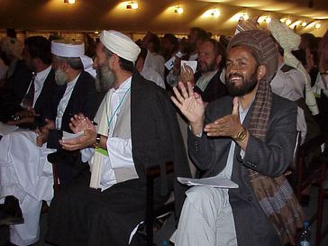 Delegierte der Loja Dschirga, dt. "Große Ratsversammlung" in Kabul 2002 (Archivbild)