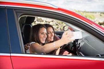 Selfies in allen Lebenslagen sind ein großer Trend. Gefährlich wird es hingegen, wenn Fahrer während der Fahrt zum Handy greifen. Bild: "obs/LeasePlan Deutschland GmbH/B. Smart"