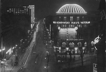 Blick vom Potsdamer Platz in die erleuchtete Stresemannstraße im Jahr 1932. Erkennbar sind mehrere Gebäude mit aufwändiger Lichtgestaltung.