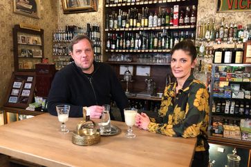 Katty Salié trifft den Kulturhistoriker Robert Feustel auf ein Glas Absinth Bild: ZDF Fotograf: Janin Renner