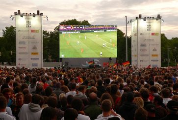 Public Viewing auf dem Waterlooplatz in Hannover zur Fußball-EM 2012