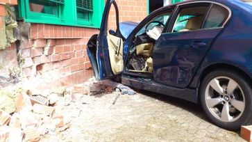 Die Klinkerwand des Gebäudes und die BMW-Limousine wurden stark beschädigt. Bild: Polizei Braunschweig