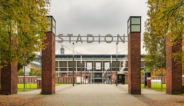 Stadioneingang, damals zur Hauptkampfbahn, heute zum Rheinenergiestadion