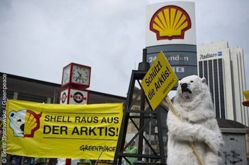 Greenpeace-Aktivisten protestieren am 14.07.2012 vor Shell-Tankstelle am Bahnhof Hamburg Dammtor © Bente Stachowske / Greenpeace