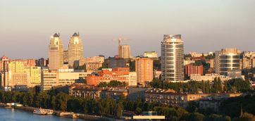 Dnipro, links die 123 m hohen Hochhäuser des Tower-Wohnkomplexes und rechts das Most-City Center