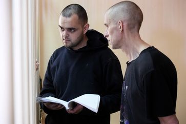 Die britischen Staatsbürger Aiden Aslin (links) und Shaun Pinner, die in der DVR als Söldner zum Tode verurteilt wurden. Bild: Konstantin Michaltschewski / Sputnik