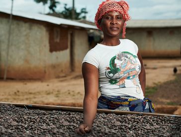 Fairtrade-Kakaobäuerin Dah Oho aus Gogoko, einem kleinen Dorf etwa 50 Kilometer von der ivorischen Küste entfernt. / Bild: "obs/TransFair e.V./Christoph Kötslin"