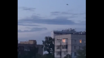 Ukrainische Drohne im Anflug auf ihr Ziel in Moskau beim versuchten Terroranschlag am Morgen des 24. Juli 2023. Bild: Standbild aus Videomaterial eines Zeugen.