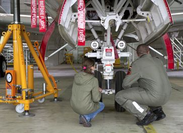 Schülerin am Seefernaufklärer der Marineflieger