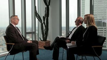 Torsten Hinrichs, Deutschlandchef bei Standard and Poor's, (links) im Interview mit Beate Höbermann und Christian Dezer. Bild: ZDF und Torsten Groß