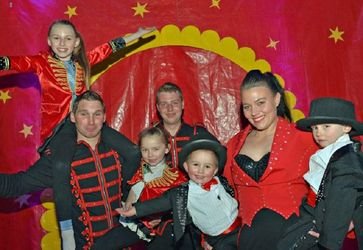 Fernando und Maike Trumpf sind mit ihren Kindern der Circus Ronelli.  Bild: Circus Ronelli Fotograf: Evangelische Kirche im Rheinland