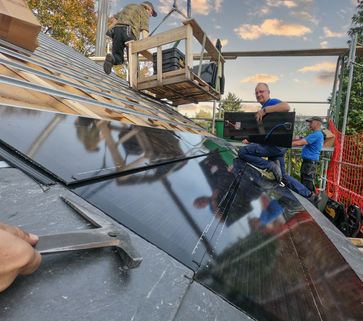 Naturstein trifft Naturstrom: Mit nahezu bündig integrierbaren Photovoltaik-Elementen entsteht ein ästhetisches, nachhaltiges und gleichzeitig renditestarkes Energiedach. Die Kombination aus Schiefer und Solar ist zwischenzeitlich in vielen Bundesländern auch in denkmalgeschützten Altstadtbereichen zulässig.Foto: Rathscheck