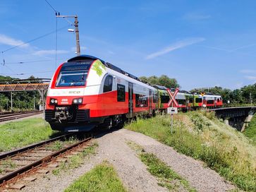 Moderner Akkutriebzug der ÖBB (Cityjet Eco bei Spielfeld-Straß)