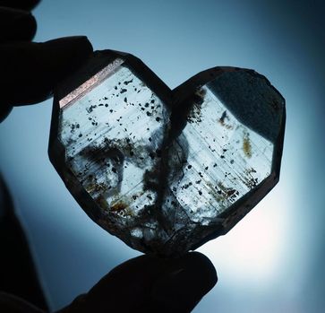Einem Herz ähnlich ist dieser Quarzzwilling aus Japan in der neuen Sonderausstellung der Mineralogischen Sammlung der Universität Jena zu sehen. Quelle: Foto: Jan-Peter Kasper/FSU (idw)
