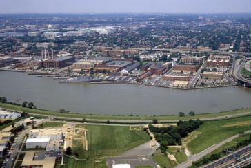 Luftaufnahme des Washington Navy Yard mit der USS Barry am Pier, im Hintergrund das Kapitol