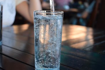 Glas Wasser mit Kohlensäure