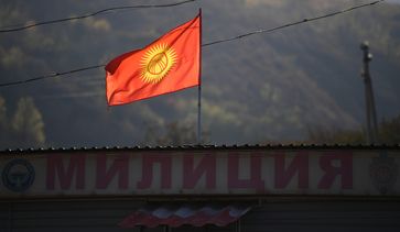Die Flagge Kirgisistans über einer Milizwache in Bischkek (Symbolbild) Bild: Alexei Maischew / Sputnik