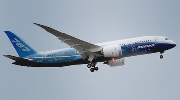 Wechseln zu: Navigation, Suche Boeing 787 „Dreamliner“ Eine Boeing 787-8 in Boeing-Hausfarben Eine Boeing 787-8 in Boeing-Hausfarben Typ: 	Zweistrahliges Großraumflugzeug Entwurfsland: 	Vereinigte Staaten Vereinigte Staaten Hersteller: 	Boeing Commercial Airplanes Erstflug: 	15. Dezember 2009 Indienststellung: 	26. Oktober 2011 Produktionszeit: 	Seit 2009 in Serienproduktion Stückzahl: 	26 (Stand: September 2012)[1]  Die Boeing 787, Zusatzname Dreamliner, ist ein zweistrahliges Langstrecken-Verkehrsflugzeug des US-amerikanischen Flugzeugherstellers Boeing für 200 bis 300 Passagiere.