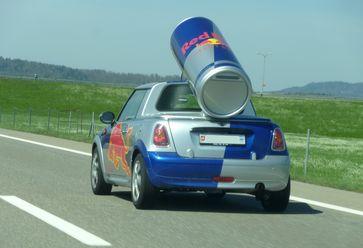 Red-Bull-Werbefahrzeug in der Schweiz