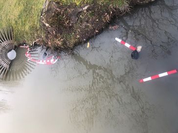 Pfosten im Weiher Bild: Polizei