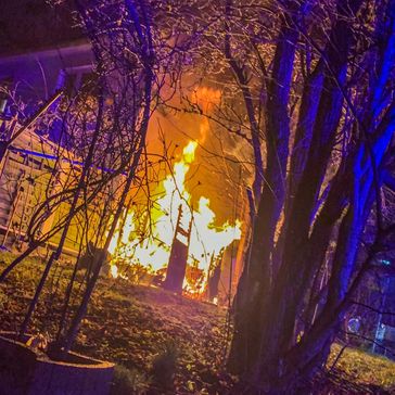 Gartenlaube in Vollbrand Bild: Feuerwehr